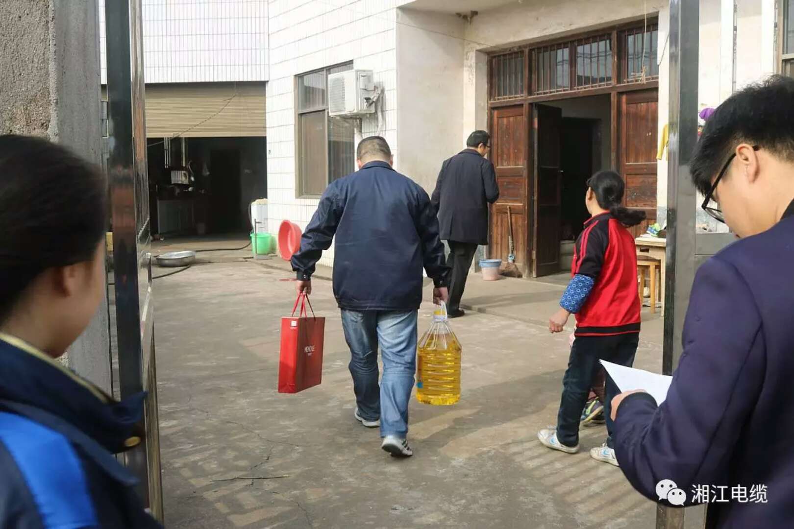 愛心凝聚力量，希望成就未來。湘江電纜參與“精準(zhǔn)扶貧”